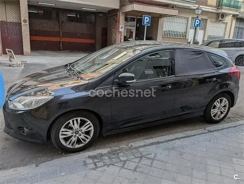 Usado Ford Focus Trend 95 CV (69 kW) 2011 Negro Berlina