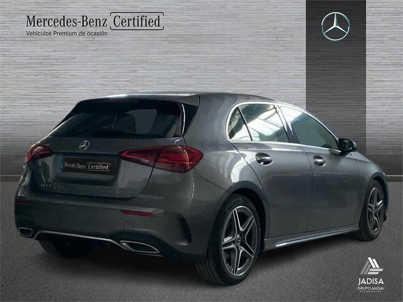 Usado Mercedes A180 AMG line 136 CV (100 kW) 2025 Gris Berlina