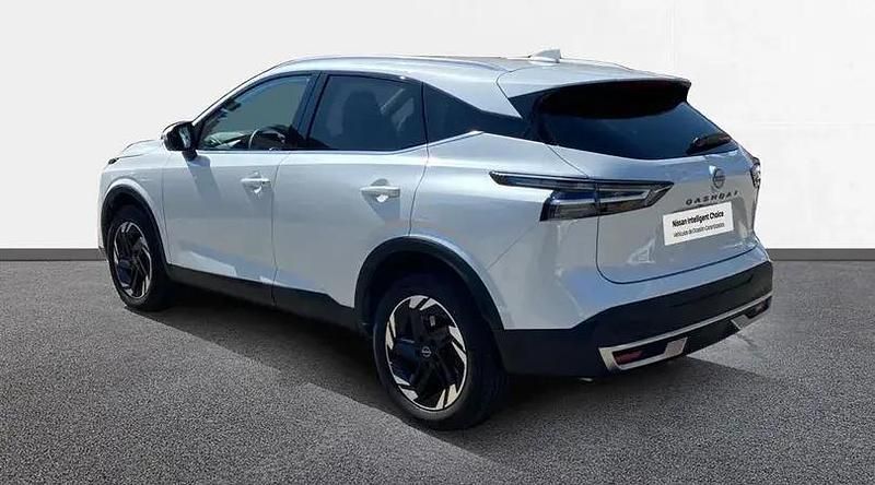 Usado Nissan Qashqai N-Connecta 140 CV (102 kW) 2024 Lunar white con techo midnight SUV