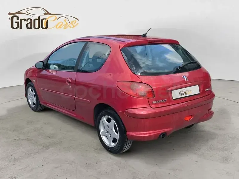 Usado Peugeot 206 70 CV (51 kW) 2007 Granate Berlina