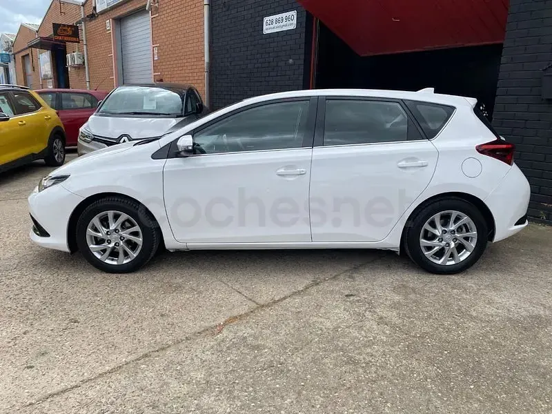 Usado Toyota Auris Active 90 CV (66 kW) 2016 Blanco Berlina