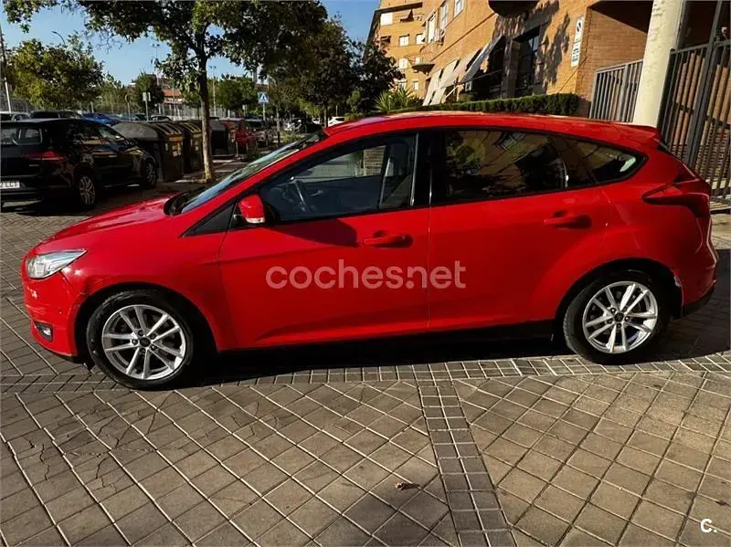Usado Ford Focus Sport 120 CV (88 kW) 2016 Rojo Berlina
