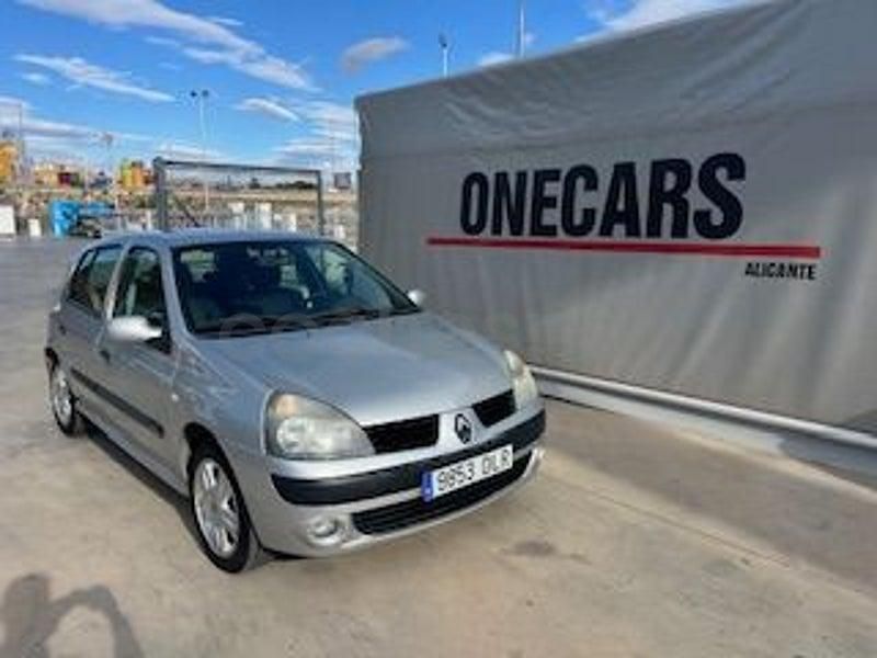 Usado Renault Clio II Extreme 75 CV (55 kW) 2005 Gris / plata Berlina