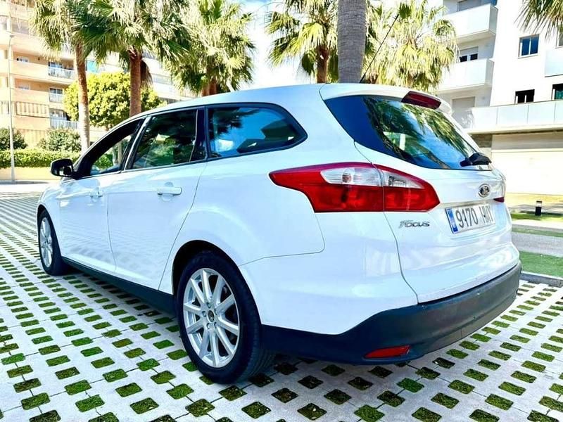 Usado Ford Focus Trend 95 CV (69 kW) 2012 Blanco Familiar