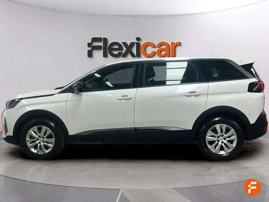 Usado Peugeot 5008 Active 136 CV (100 kW) 2024 Blanco SUV