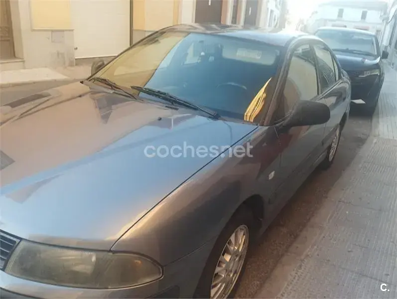 Usado Mitsubishi Carisma 115 CV (84 kW) 2004 Gris / plata Berlina