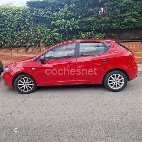 Usado Seat Ibiza Reference 75 CV (55 kW) 2014 Rojo Berlina