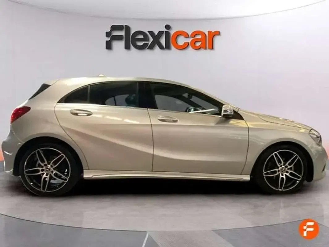 Usado Mercedes A180 116 CV (85 kW) 2018 Gris Utilitario