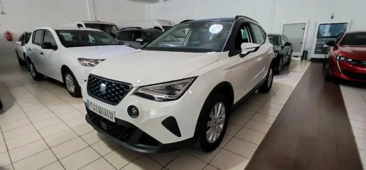 Usado Seat Arona Style 116 CV (85 kW) 2025 Blanco/ gris SUV