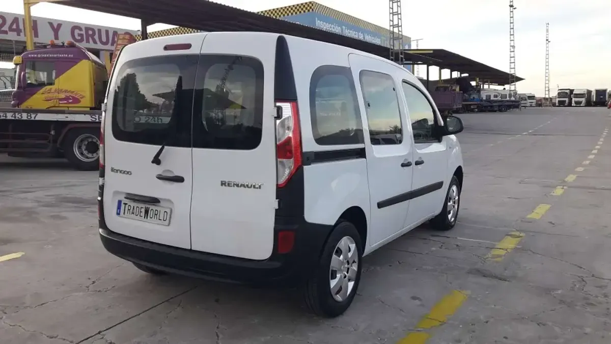 Usado Renault Kangoo LIMITED 95 CV (69 kW) 2021 Blanco Monovolumen