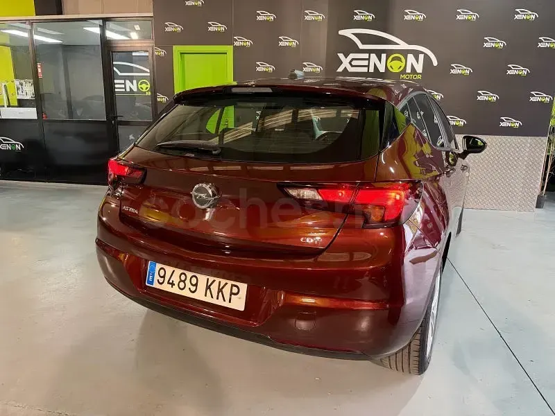 Usado Opel Astra Selective 110 CV (80 kW) 2018 Granate Berlina