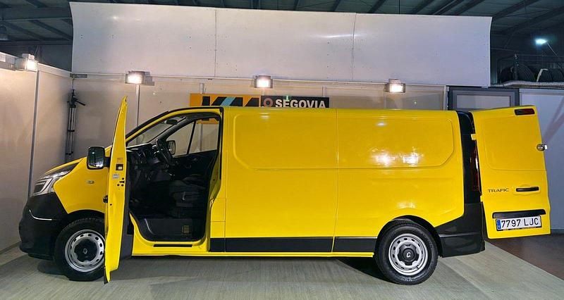 Usado Renault Trafic 95 CV (69 kW) 2020 Amarillo Monovolumen