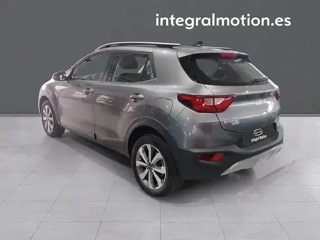 Usado Kia Stonic 100 CV (73 kW) 2024 Gris / plata SUV
