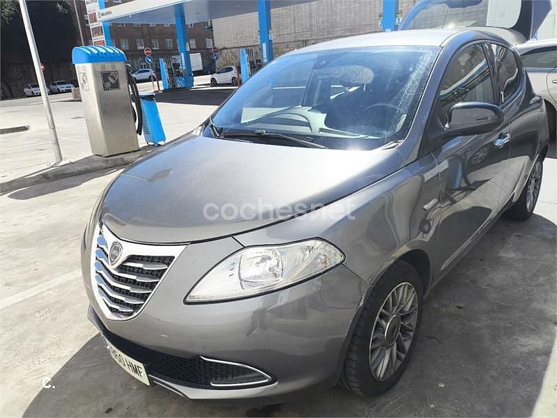 Gris / plata Usado 2012 Lancia Ypsilon Silver Utilitario | 2999 € (Buen precio) - Imagen 1/4