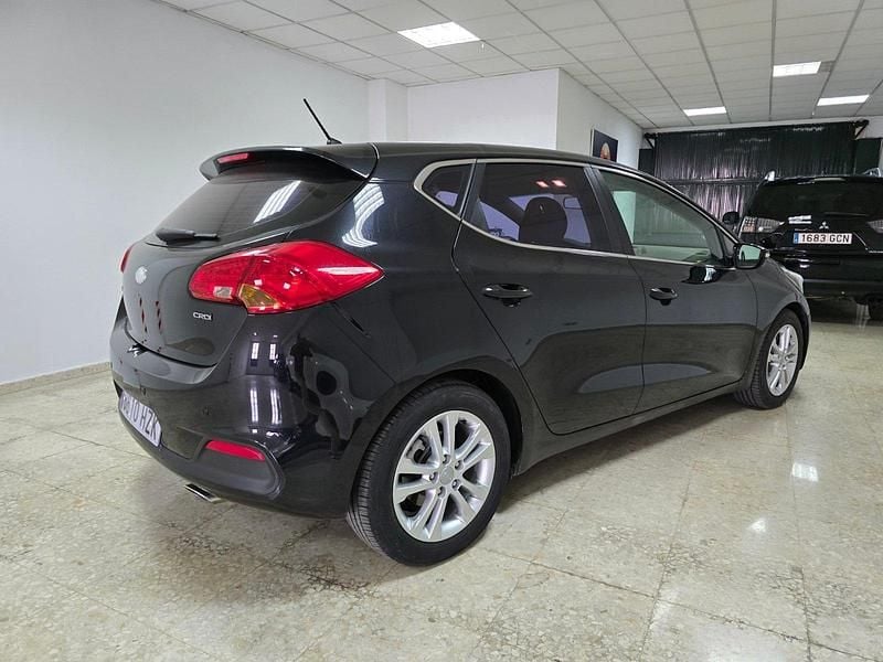 Usado Kia Ceed 90 CV (66 kW) 2014 Negro Utilitario