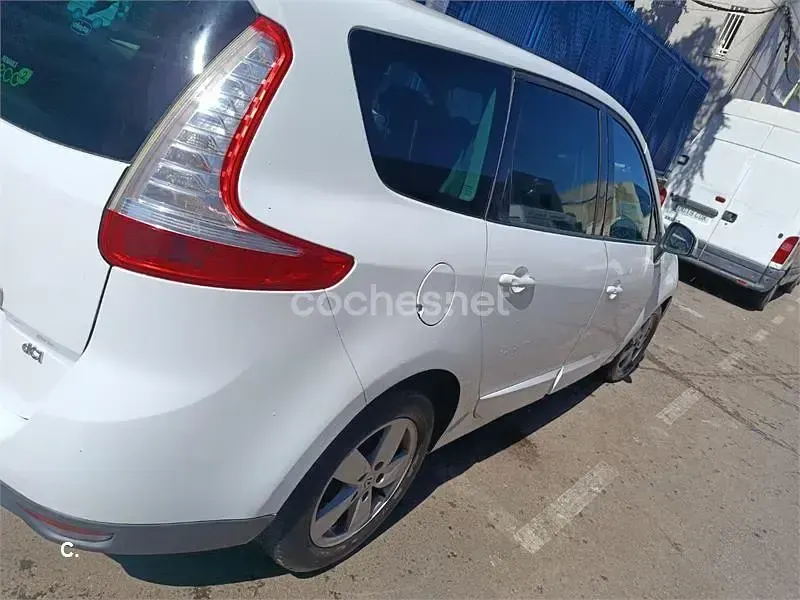 Usado Renault Scénic Dynamique 110 CV (80 kW) 2011 Blanco Monovolumen
