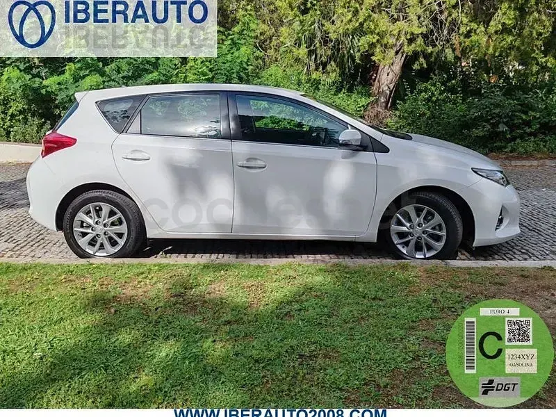 Usado Toyota Auris Active 132 CV (97 kW) 2014 Blanco Berlina