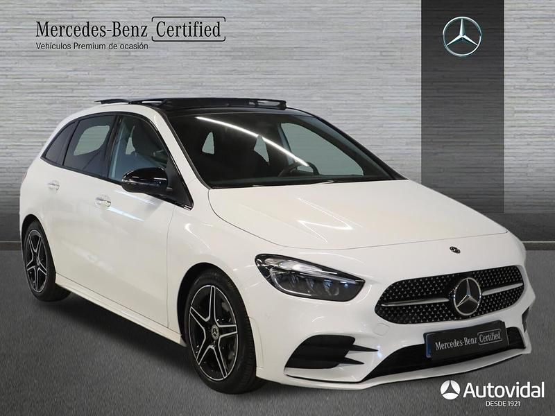 Usado Mercedes B180 AMG line 116 CV (85 kW) 2023 Blanco Monovolumen