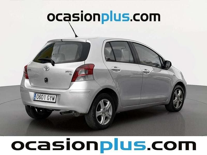 Usado Toyota Yaris 101 CV (74 kW) 2010 Gris Utilitario
