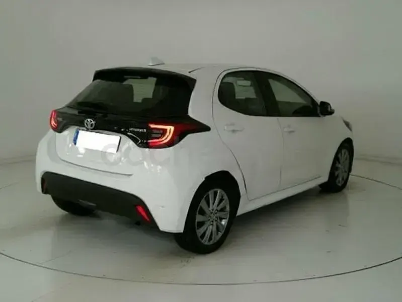 Usado Toyota Yaris Hybrid Active 116 CV (85 kW) 2022 Blanco Berlina