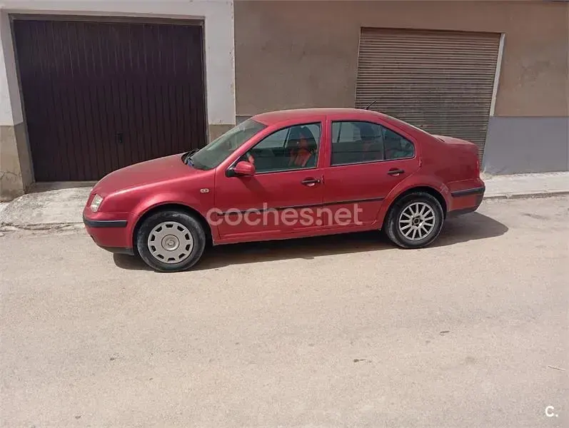Usado VW Bora Trendline 100 CV (73 kW) 2002 Rojo Berlina