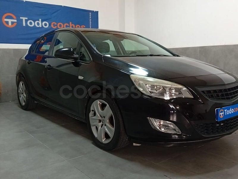 Usado Opel Astra Cosmo 125 CV (91 kW) 2011 Negro Berlina