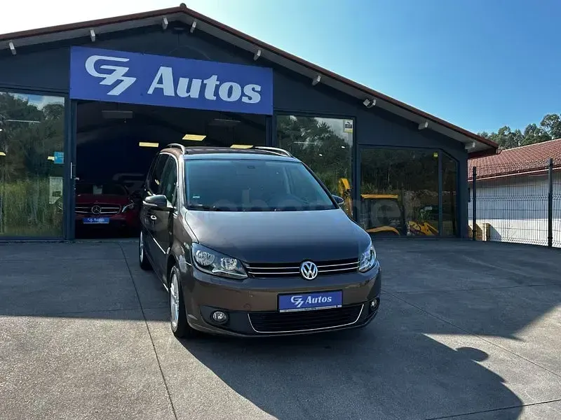 Usado VW Touran Advance 105 CV (77 kW) 2012 Marrón Monovolumen