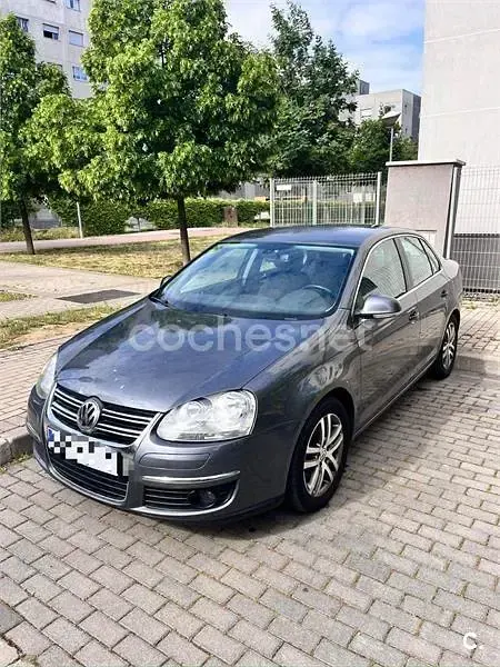 Usado VW Jetta Advance 105 CV (77 kW) 2005 Gris / plata Berlina