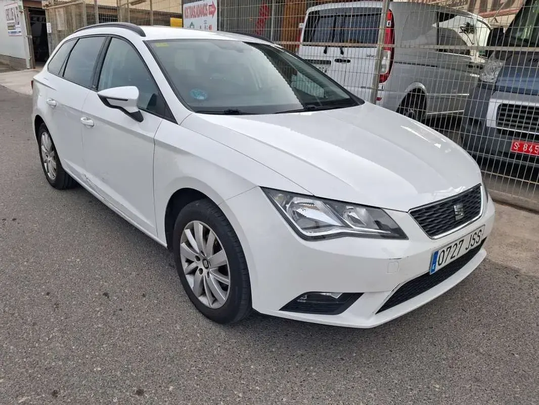 Usado Seat Leon ST 4Drive 105 CV (77 kW) 2016 Blanco Familiar