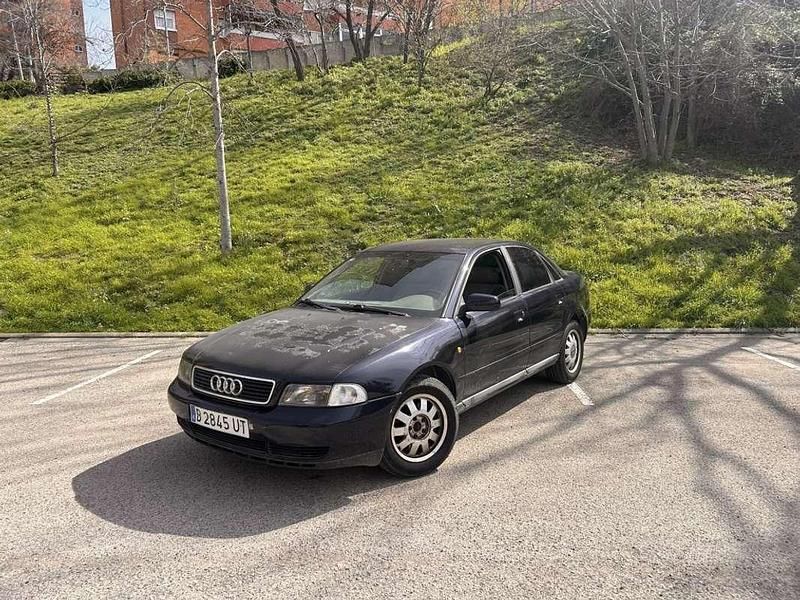 Usado Audi A4 110 CV (80 kW) 1998 Negro Berlina