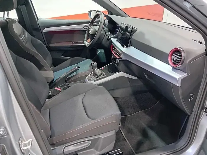 Usado Seat Arona FR 110 CV (80 kW) 2023 Gris plata SUV