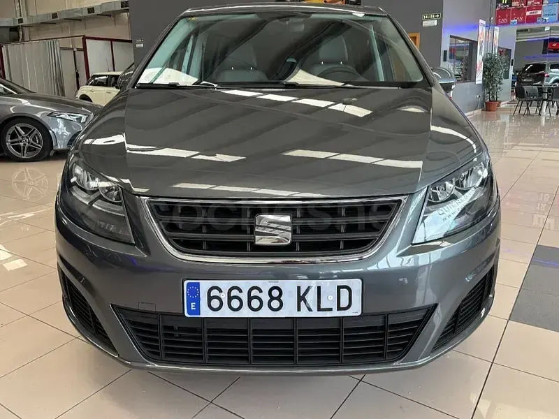 Usado Seat Alhambra Reference 150 CV (110 kW) 2018 Gris / plata Monovolumen