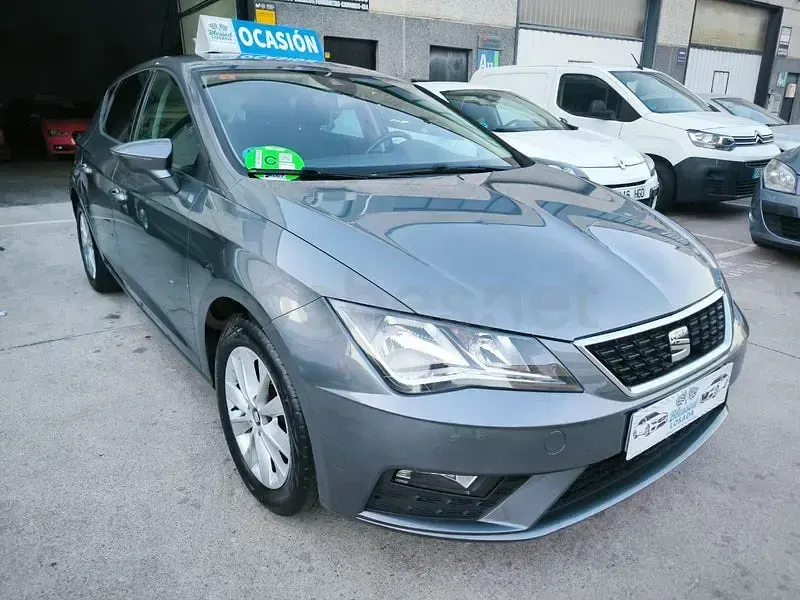 Usado Seat Leon Style Plus 110 CV (80 kW) 2017 Gris / plata Berlina