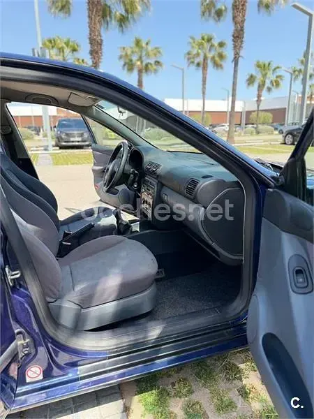Usado Seat Leon 105 CV (77 kW) 2001 Azul Utilitario