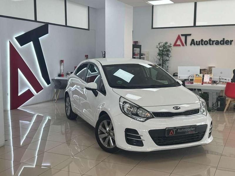 Blanco Usado 2015 Kia Rio Utilitario | 8699 € (Precio justo) - Imagen 1/4