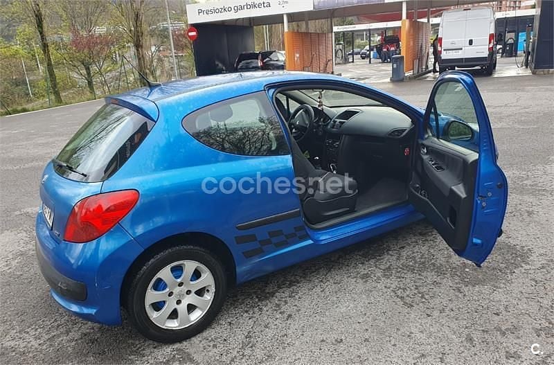 Usado Peugeot 207 70 CV (51 kW) 2007 Azul Berlina