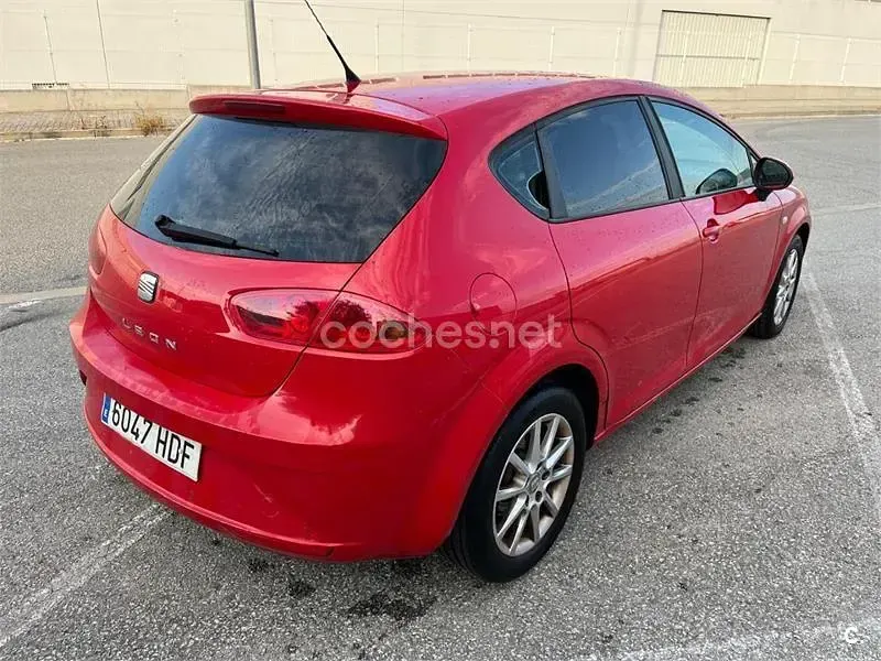 Usado Seat Leon Style 105 CV (77 kW) 2011 Rojo Utilitario