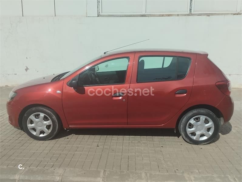 Usado Dacia Sandero Ambiance 75 HP (55 kW) 2016 Vermelho Sedan
