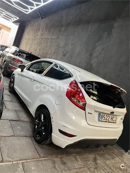 Usado Ford Fiesta 95 CV (69 kW) 2011 Blanco Utilitario