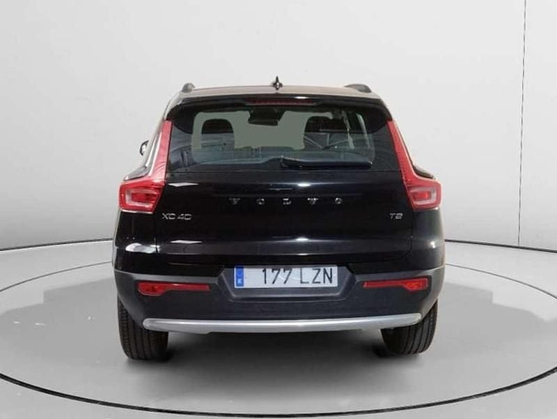 Käytetty Volvo XC40 129 HP (94 kW) 2022 Musta Katumaasturi