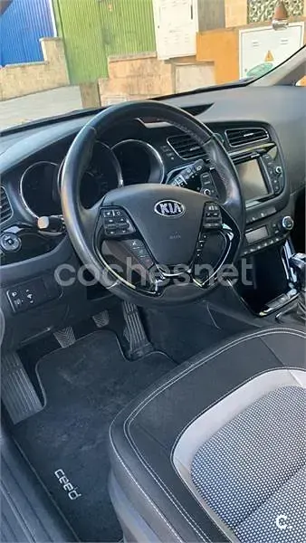 Usado Kia Ceed 100 CV (73 kW) 2015 Gris / plata Utilitario