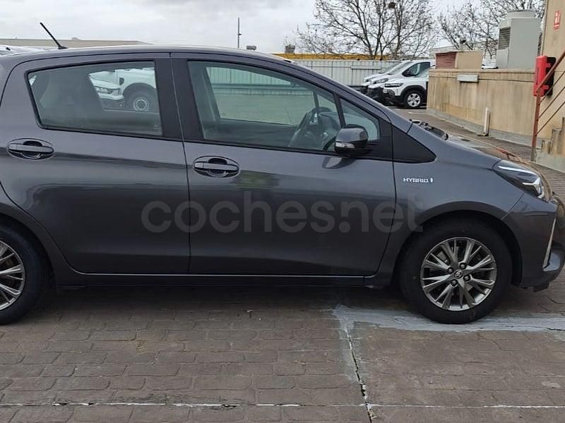 Usado Toyota Yaris Hybrid Active 100 CV (73 kW) 2019 Gris / plata Berlina