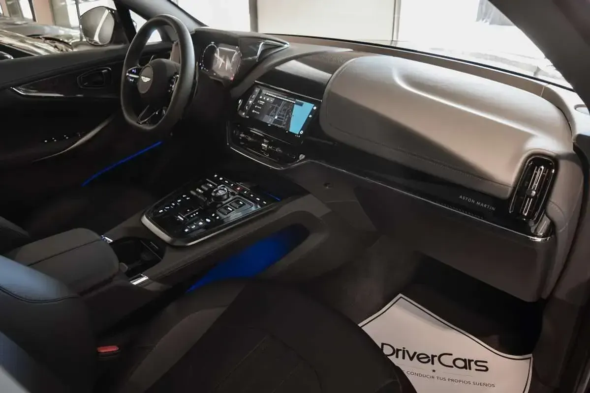 Nuevo Aston Martin DBX 551 CV (405 kW) 2026 Gris SUV