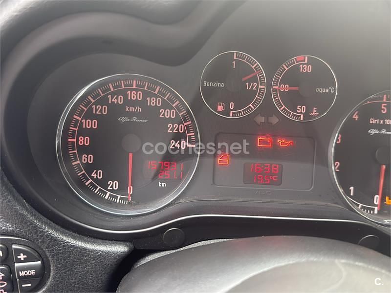 Usado Alfa Romeo 147 Progression 105 CV (77 kW) 2005 Rojo Utilitario