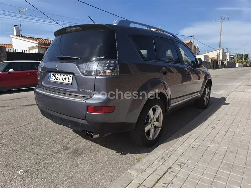 Usado Mitsubishi Outlander Intense+ 140 CV (102 kW) 2008 Gris / plata SUV