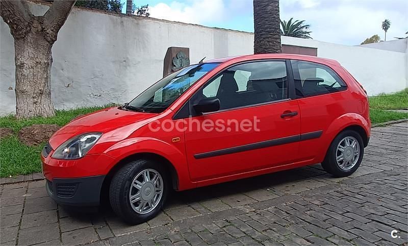 Rojo Usado 2007 Ford Fiesta Ambiente Coupe | 3200 € (Precio justo) - Imagen 1/4