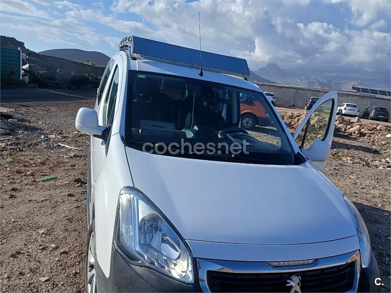 Usado Peugeot Partner Tepee Active 100 CV (73 kW) 2016 Blanco Monovolumen