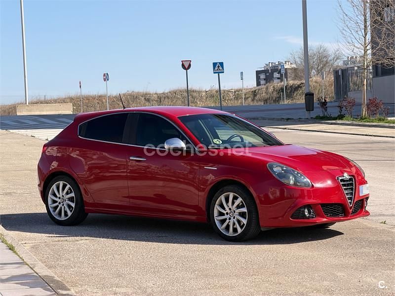 Usado Alfa Romeo Giulietta Distinctive 140 CV (102 kW) 2011 Rojo Utilitario