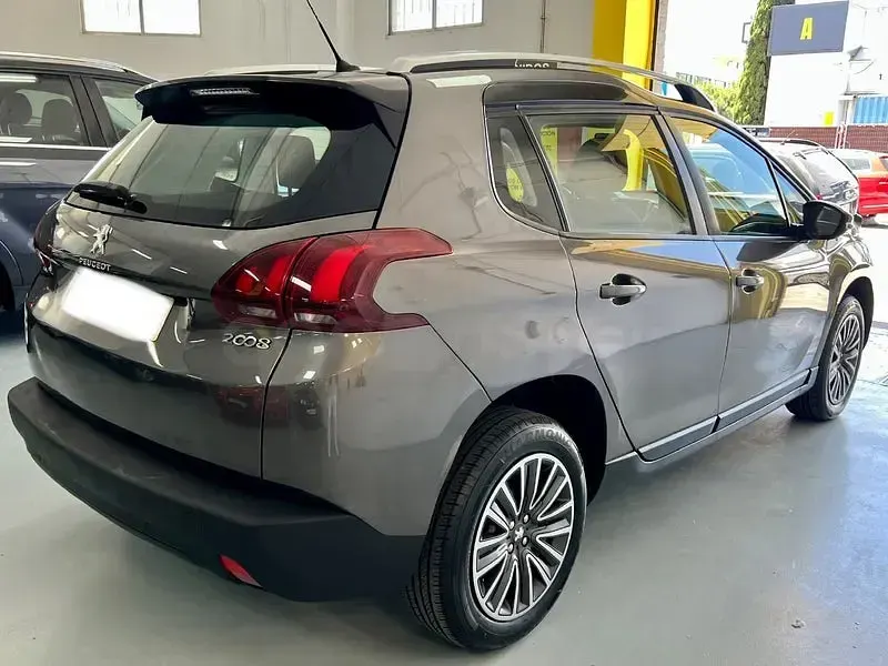 Usado Peugeot 2008 Style 100 CV (73 kW) 2017 Gris / plata SUV