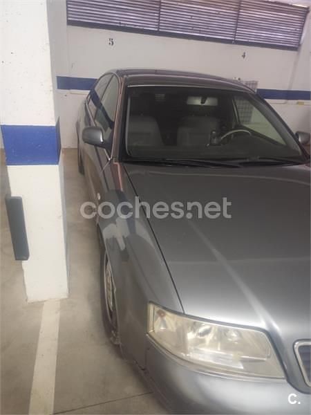 Usado Audi A6 150 CV (110 kW) 1998 Gris / plata Familiar